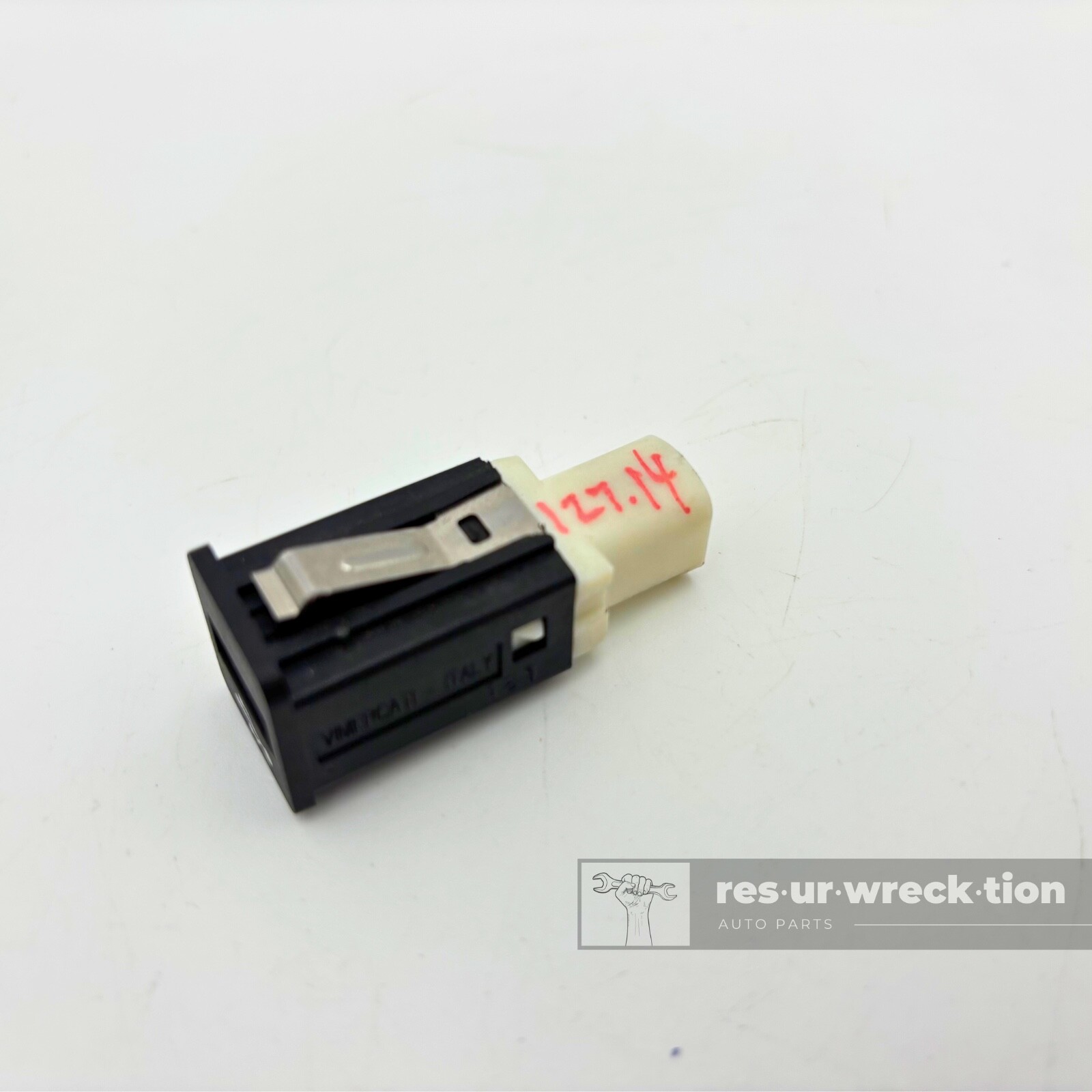 BMW USB Socket Port 1 3 5 6 7 X5 X6 Z4 E90 E91 E60 E61 OEM 9237656