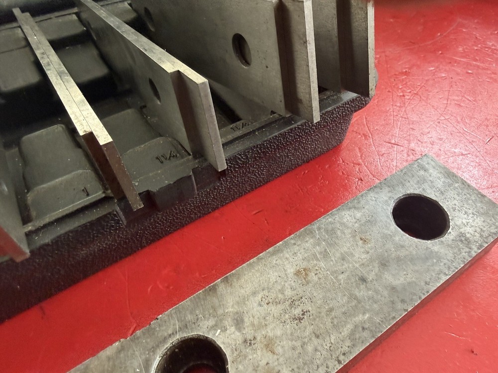 Clausing 8520 Milling Machine 8636 Vise With Enco Parallels