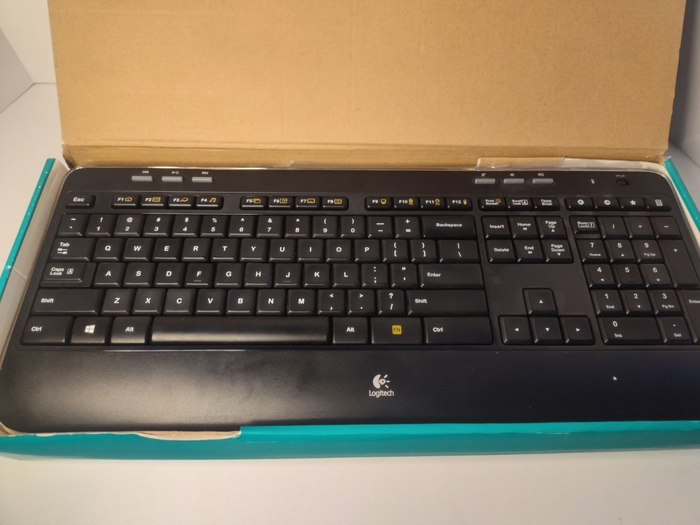 Logitech MK520 Wireless Keyboard & Mouse Combo PC MAC Secure 2.4GHz Connectivity