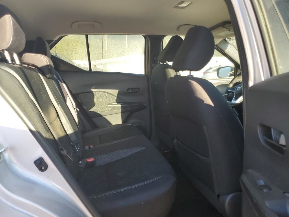 KICKS 2019 Glove Box 4909406