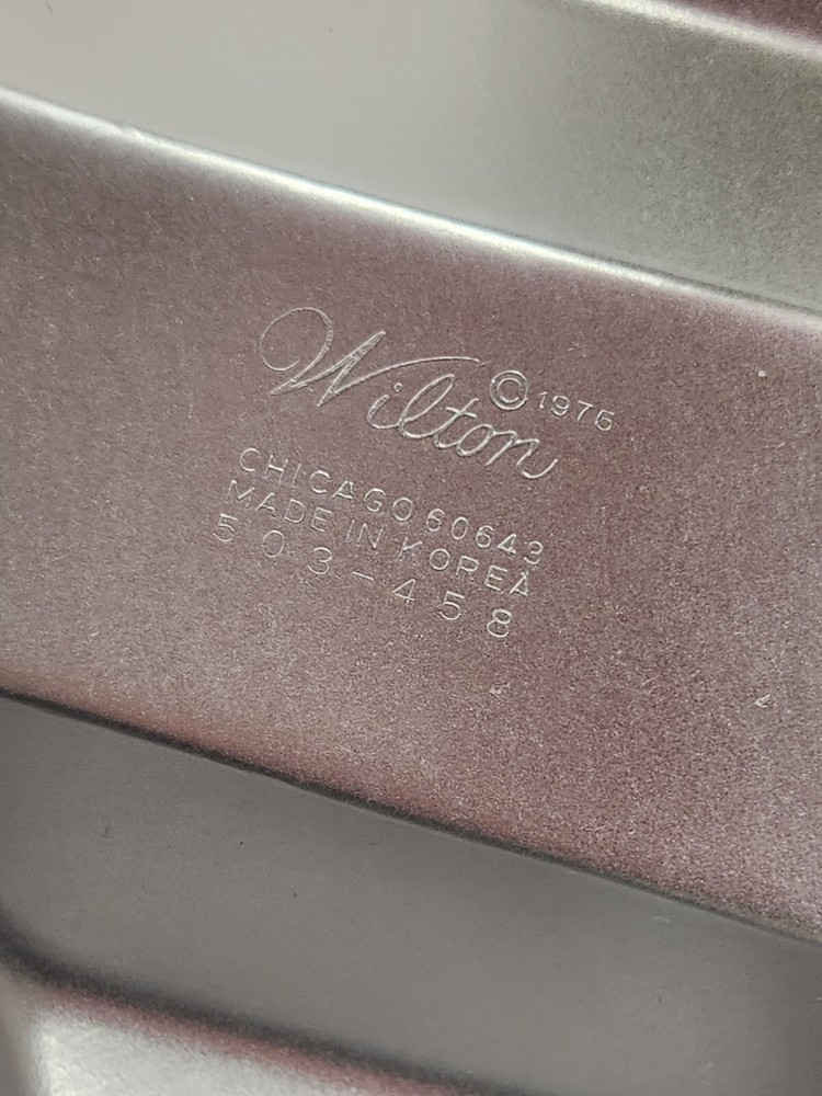 Wilton Multi-pan Round And 2 Inserts (Horse & Winners Circle)