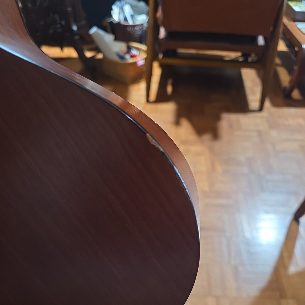 Baritone Ukulele 30" with hard shell case