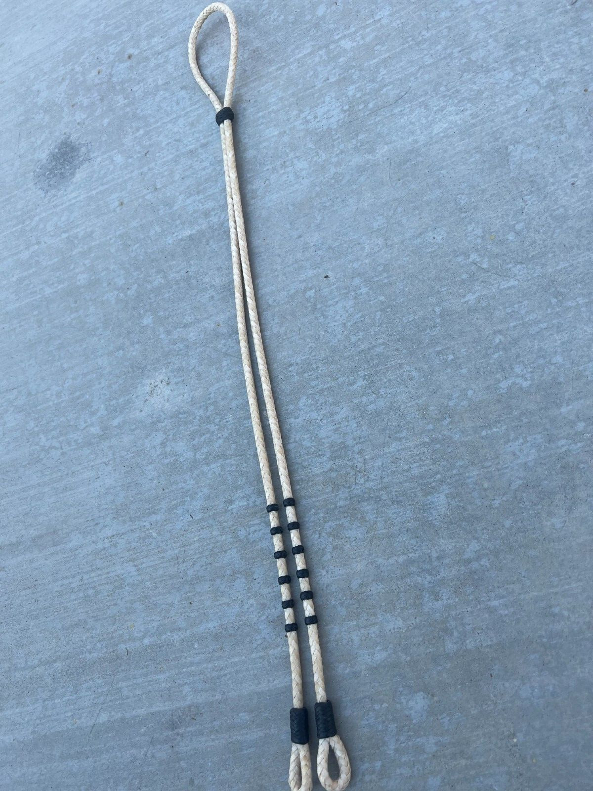 SET OF RAWHIDE REINS AND HORSE QUIRT, SET DE CUARTA CHARRA Y RIENDAS DE CUERO