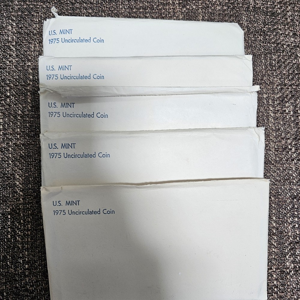 1975 MINT SET ISSUED BY U.S. MINT