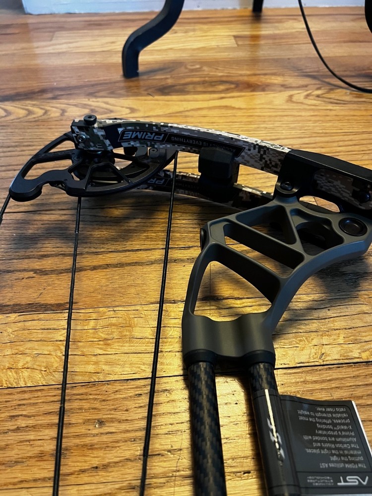 Prime Form 30 70lb Compound Bow