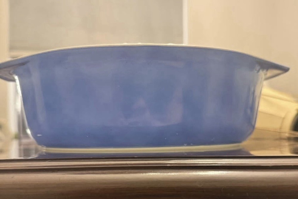 Pyrex Oval Casserole 2 1/2 Quart . No Lid
