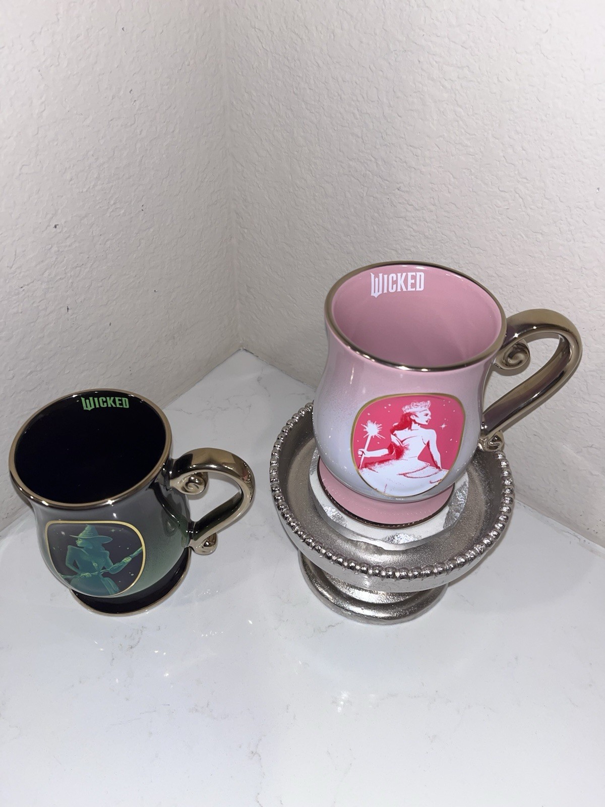 2-NWT Wicked Coffee/tea Green, Pink With Gold Handle Mug Set