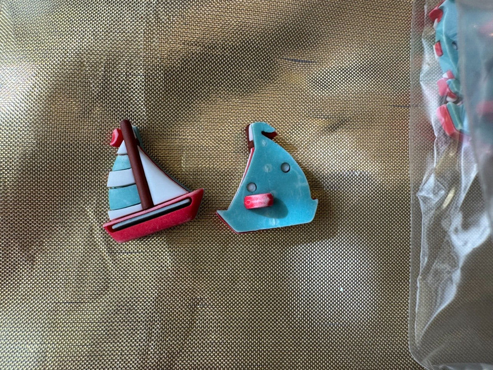 buttons galore "red sail boat '