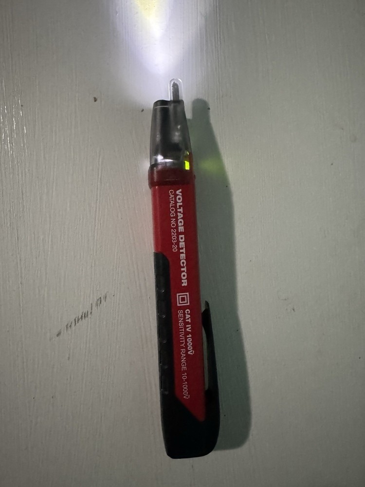 Milwaukee Voltage Detector 100-1000V with LED Light Indicator