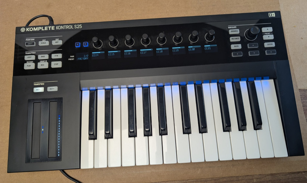 Native Instruments Komplete Kontrol S25 Semi-Weighted Keyboard Controller