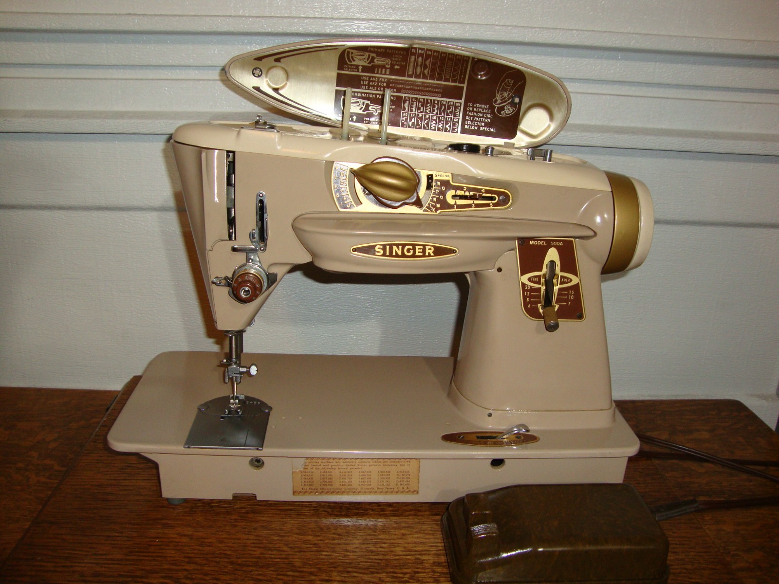SINGER SEWING MACHINE  MODEL 500A ROCKETEER , SERVICED