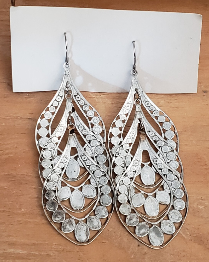 lightweight Silvertone metal dangle earrings