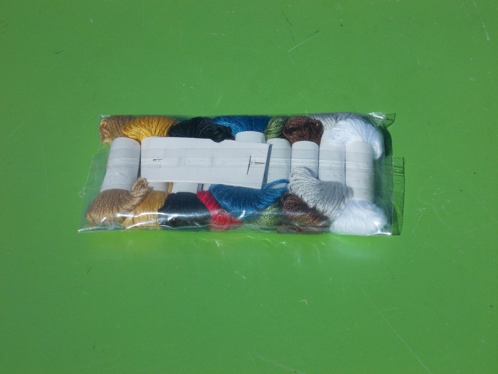 SINGER POLYESTER HAND SEWING THREAD AND NEDDLE KIT 9 MINI COLOR SPOOLS