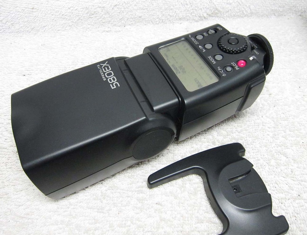Canon Speedlite 580EX EOS Electronic FLASH w/Case + Custom BRACKET & Synch Cord