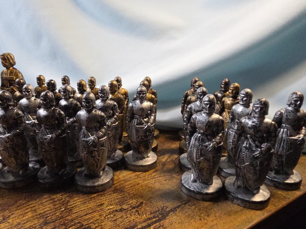 VINTAGE ROXY MEDIEVAL CHESS SET, REPLACEMENT WEIGHTED PLASTIC PIECES