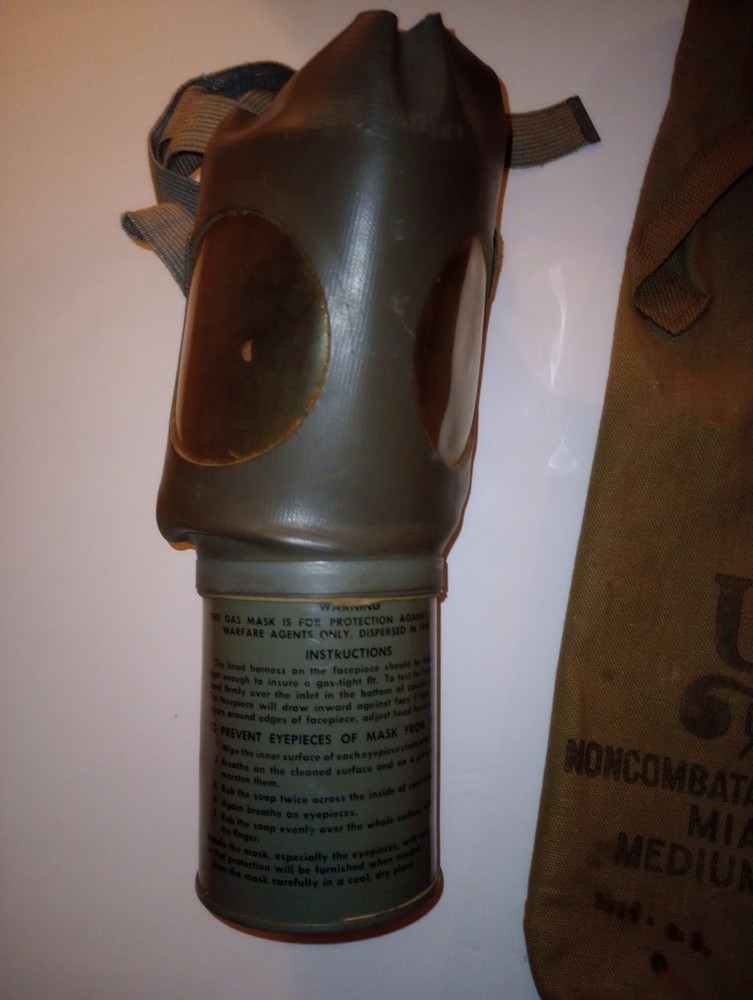ORIGINAL WWII US ARMY M1A2 NON COMBATANT GAS MASK & CARRIER-ADULT MEDIUM