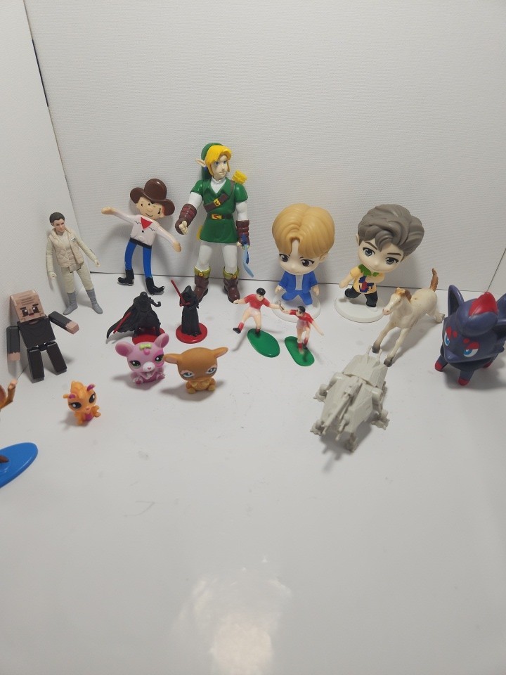 Random Minifigures 17 Pieces