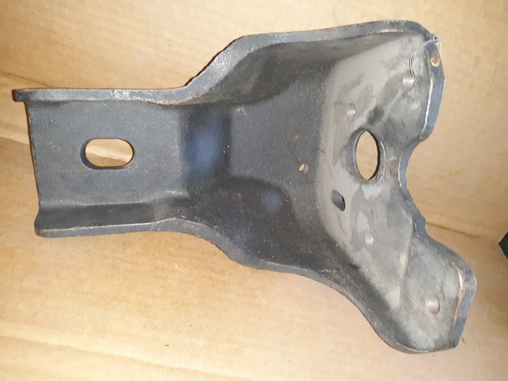 1988 INTERNATIONAL Navistar Cab Body Frame Mount Bracket
