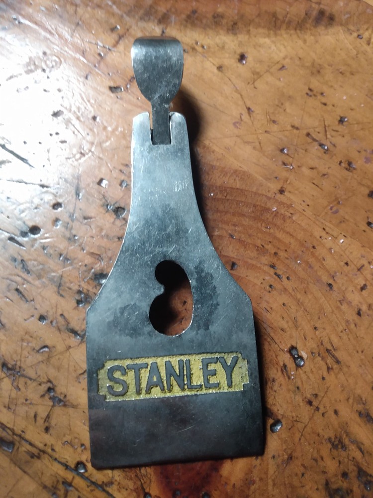 STANLEY,  (TWO TONE ?)  2" (approx) , lever cap. Yellow background.