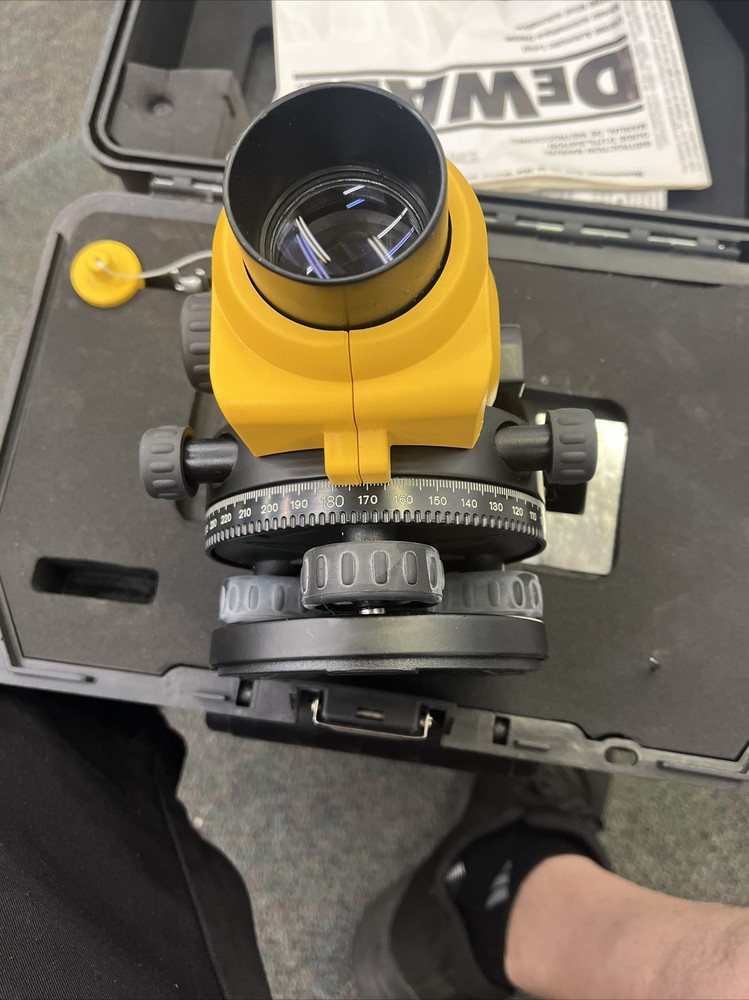 DEWALT DW096 Magnification Automatic Optical Level 26X with Case