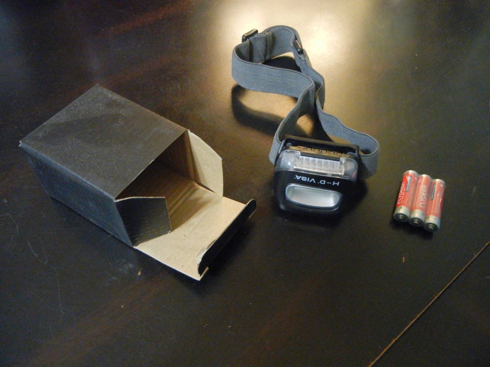 HD - VISA ADJUSTABLE HEAD HAT BAND FLASHLIGHT AND BATTERIES NEW.