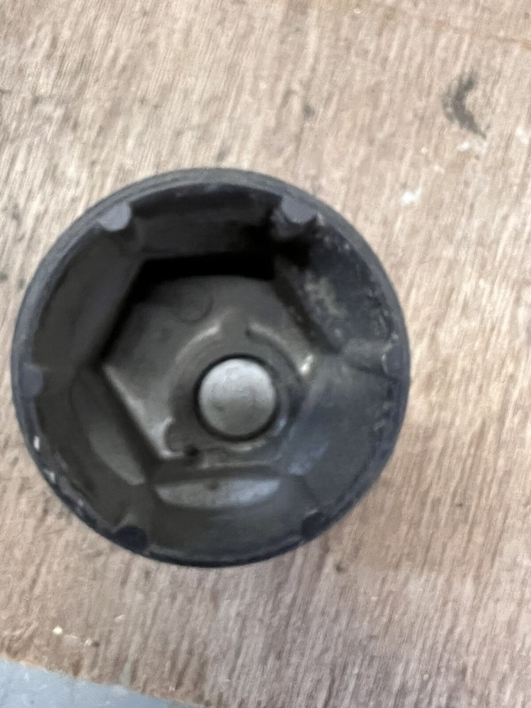 IVECO 75E Hub Cap And Drain Plug