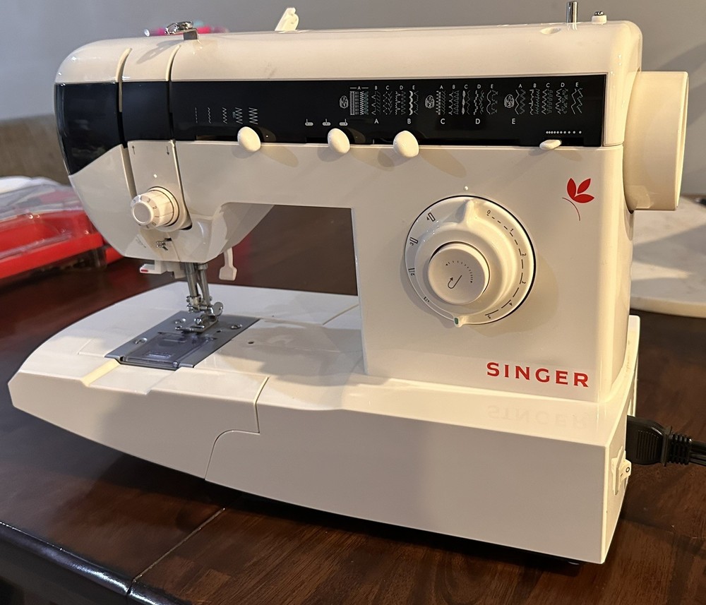 Singer 2732 Home Sewing Sewing Machine , working condition