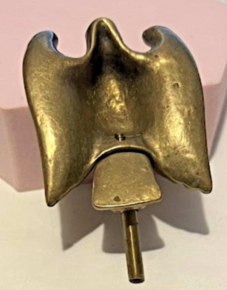 VINTAGE BRONZE BANJO EAGLE CLOCK KEY A12
