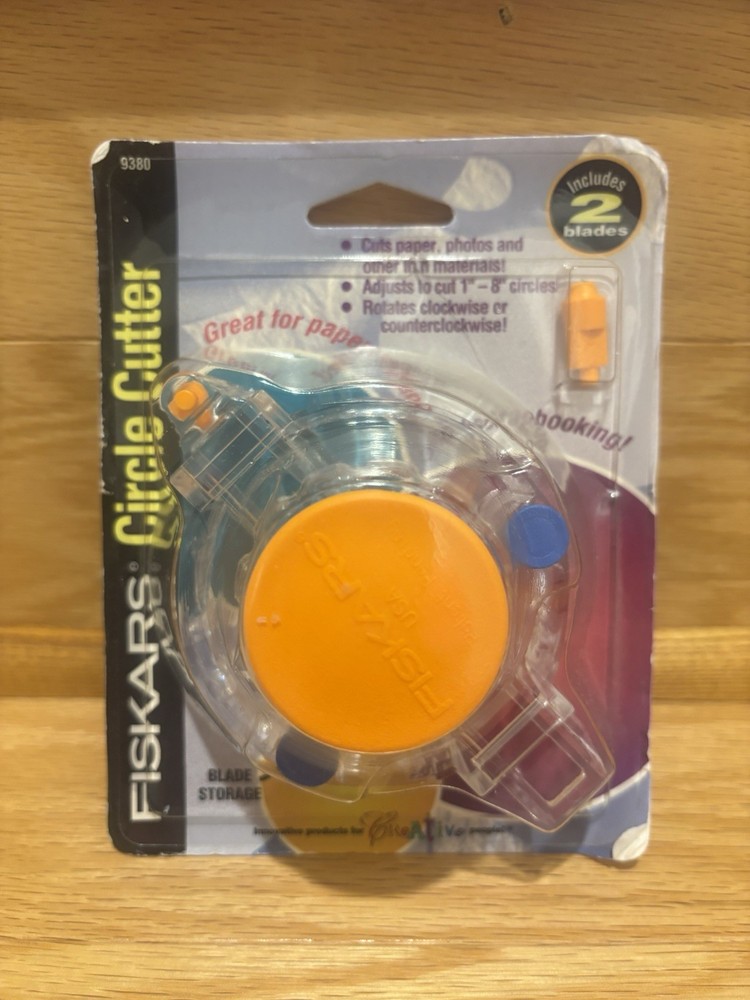 Fiskars Circle Cutter With 2 Replacement Blades 1"-8" Circles
