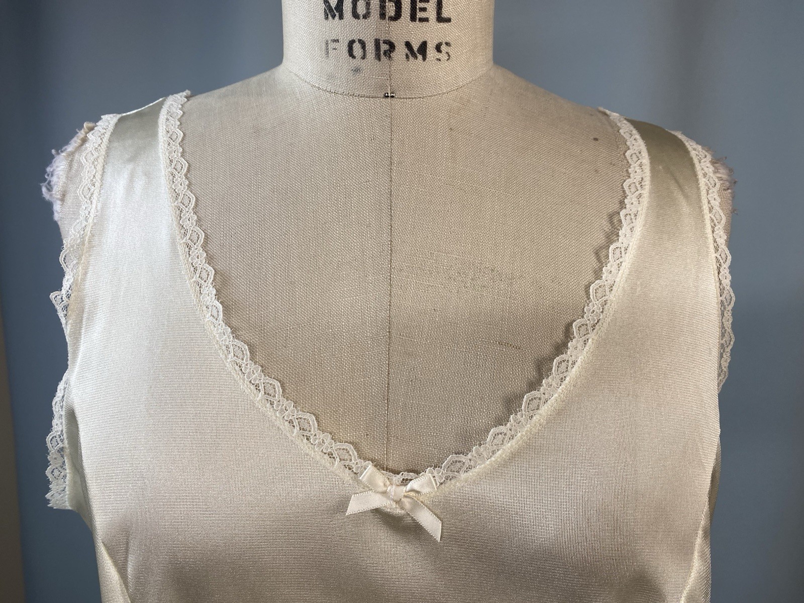 NEW NWT Full slip SIZE 40 LARGE 12/14 Ivory nylon modest VELROSE classic