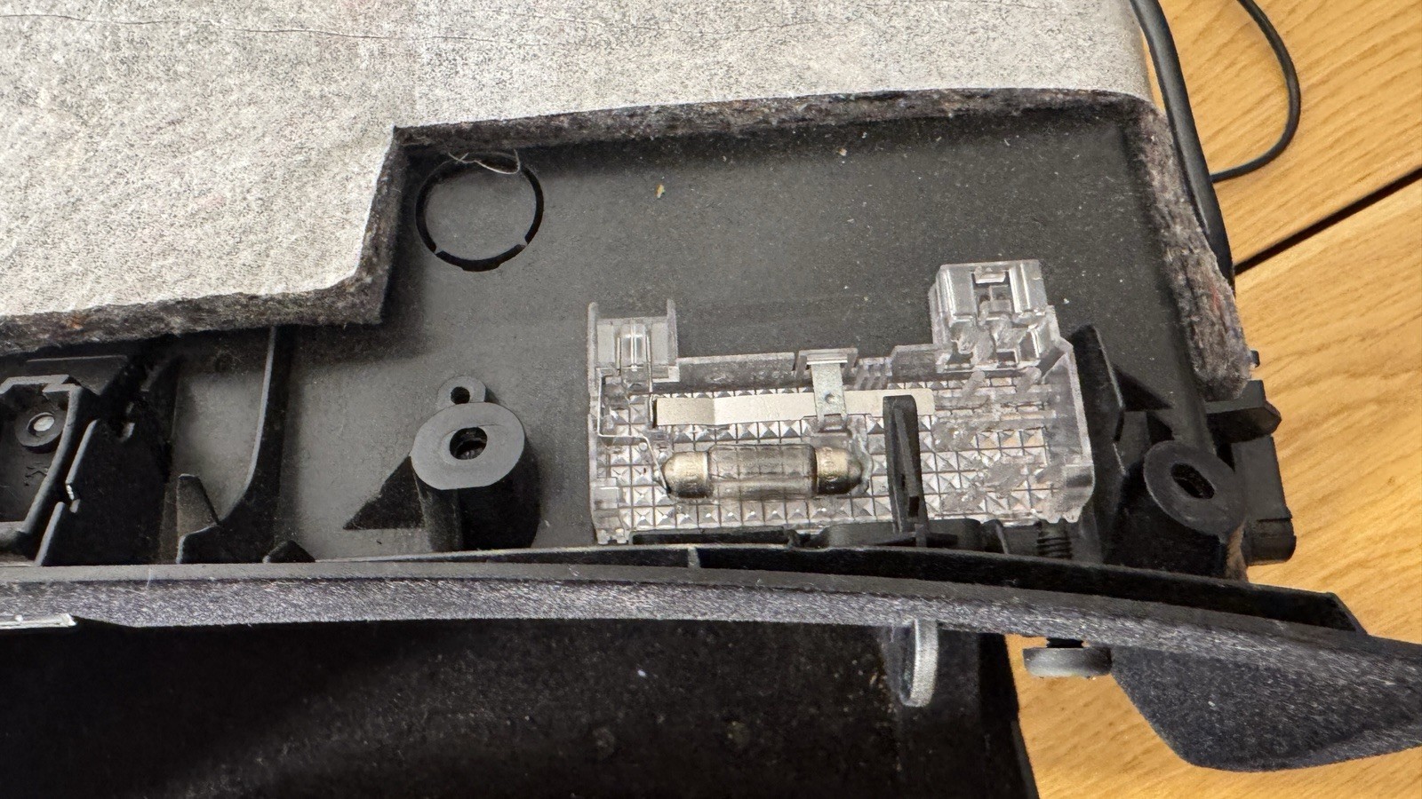 03-09 MERCEDES W209 CLK320 CLK550 DASHBOARD GLOVE BOX STORAGE COMPARTMENT W/AUX