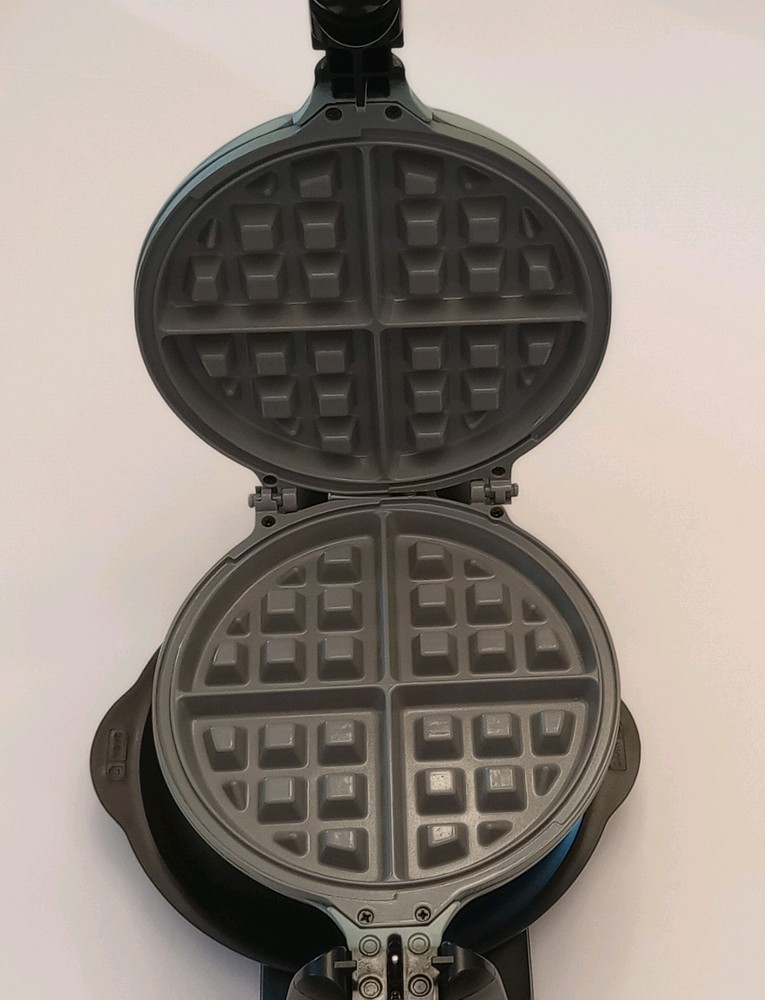 Dash Ceramic Nonstick Flip Belgian Waffle Maker Green/Black- Great Condition