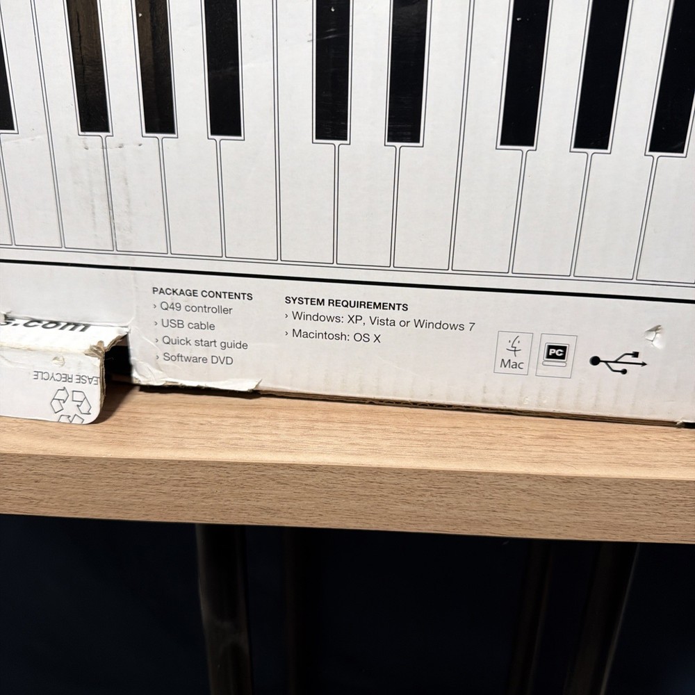 ALESIS Q49 49-KEY USB/MIDI CONTROLLER Og Box