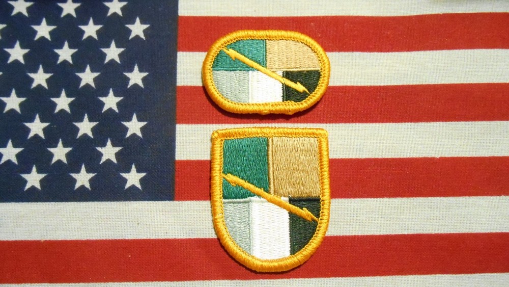 8th PSYCOLOGICAL OPERATIONS BATTALION AIRBORNE BERET FLASH & PARA  OVAL PATCH