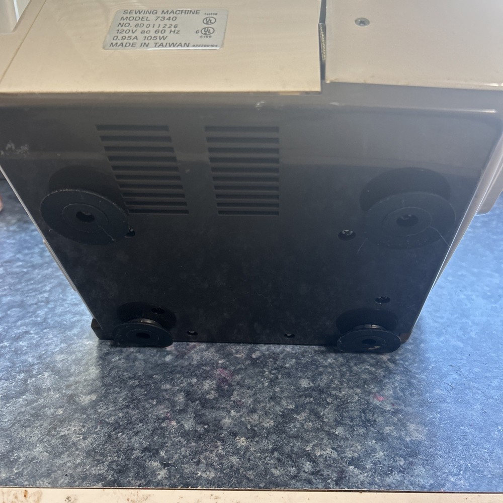 White Speedylock Model 7340 Serger 3/4 Thread Overlock Sewing Machine