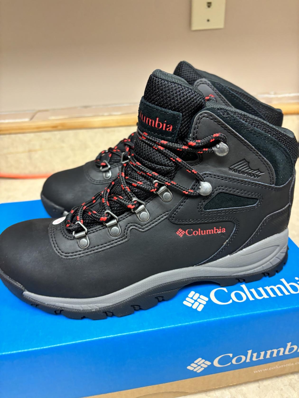 Columbia Women Newton Ridge Plus Hiking Boot WIDE BK3783-010 Black/Poppy Red