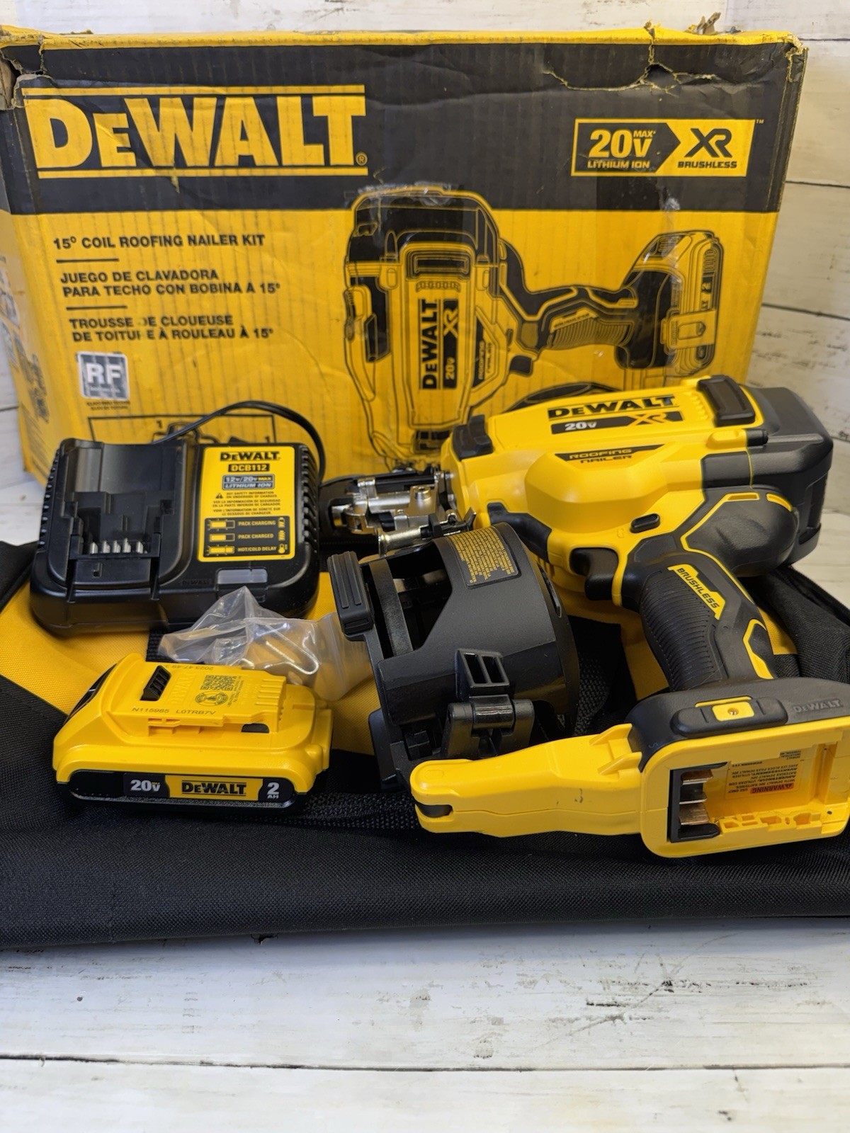 Dewalt (DCN45RND1) 20V MAX Lithium-Ion 15-Degree Cordless Roofing Nailer Kit