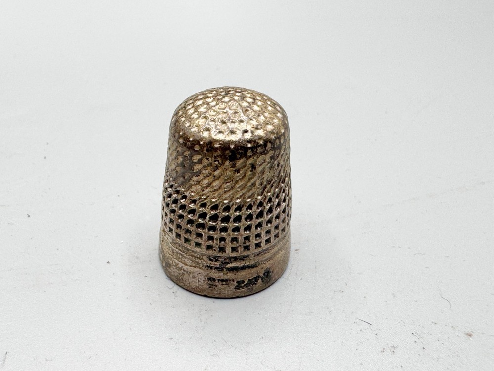 VINTAGE / ANTIQUE OLD SOLID STERLING SILVER SEWING THIMBLE