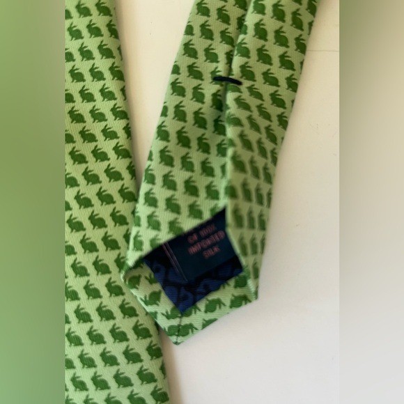 VINEYARD VINES BOYS SILK TIE - ‘EASTER BUNNIES’. GREEN. NEW WITH TAGS