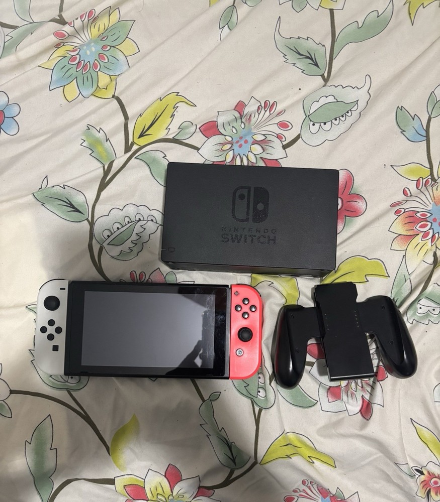 Nintendo Switch Handheld Console HAC-001 w/ controller/dock/case