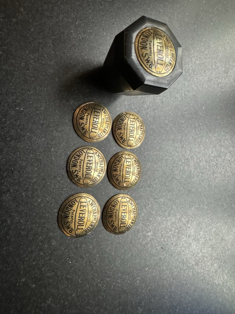 Leveroll Seat Knobs.