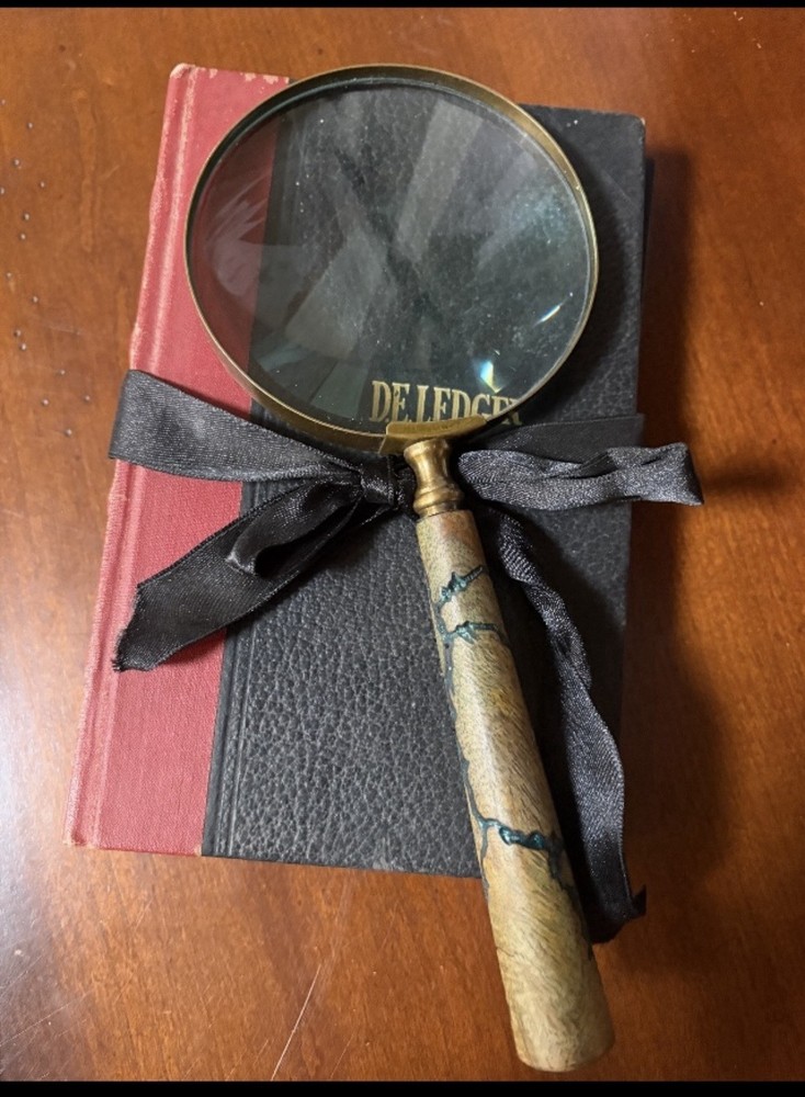 Handheld Magnifying Glass with Decorative Wooden Handle