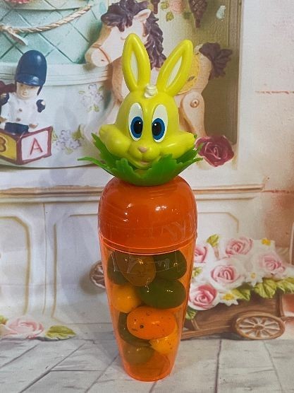 HILCO Candy Container Carrot w Bobble Head Rabbit 2004 Bubble Gum