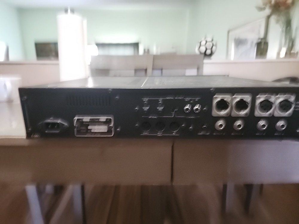 Roland E-660 Digital Stereo Parametric Mastering EQ