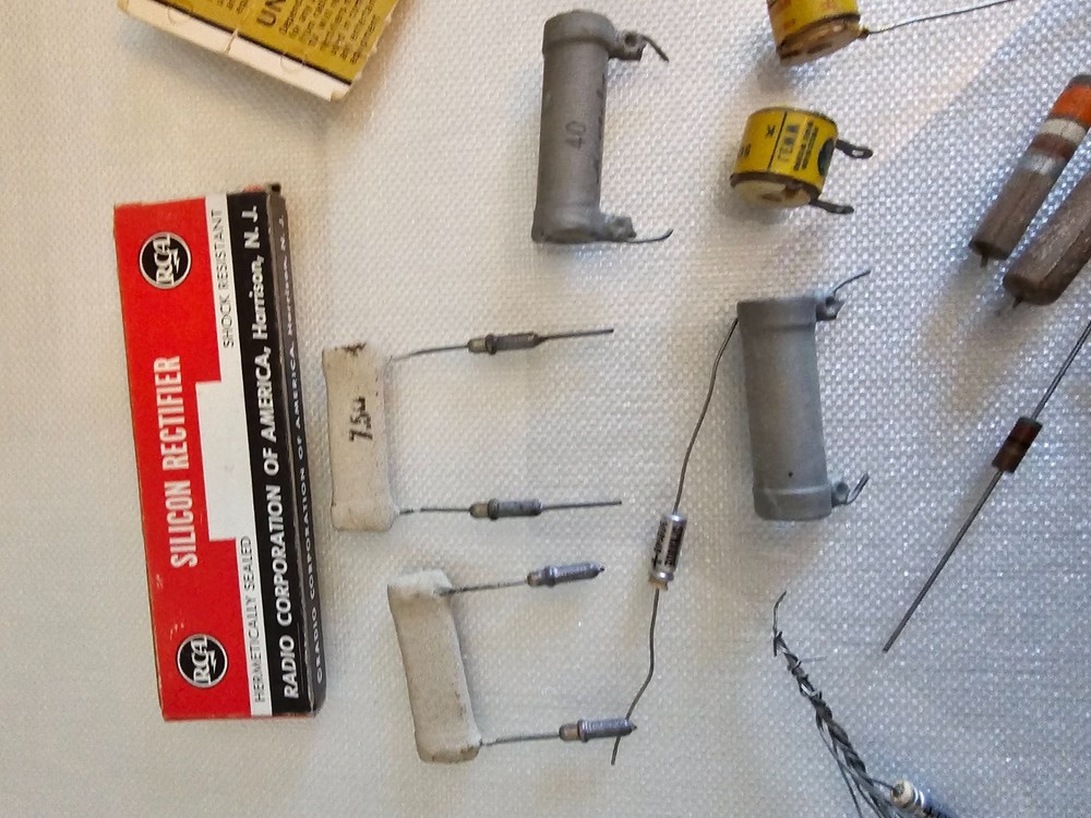 HUGE 90+ Mixed Lot Vtg Sprague Bumble Bee Bumblebee Capacitors *UNTESTED*