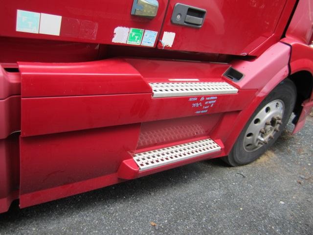 For 2009 VOLVO VNL SIDE FAIRING Right ,  MD