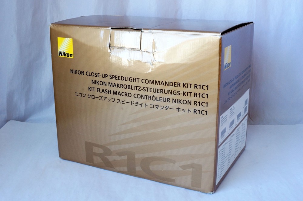 Nikon R1C1 Wireless Close-Up Speedlight System Barely Used Good Working Order