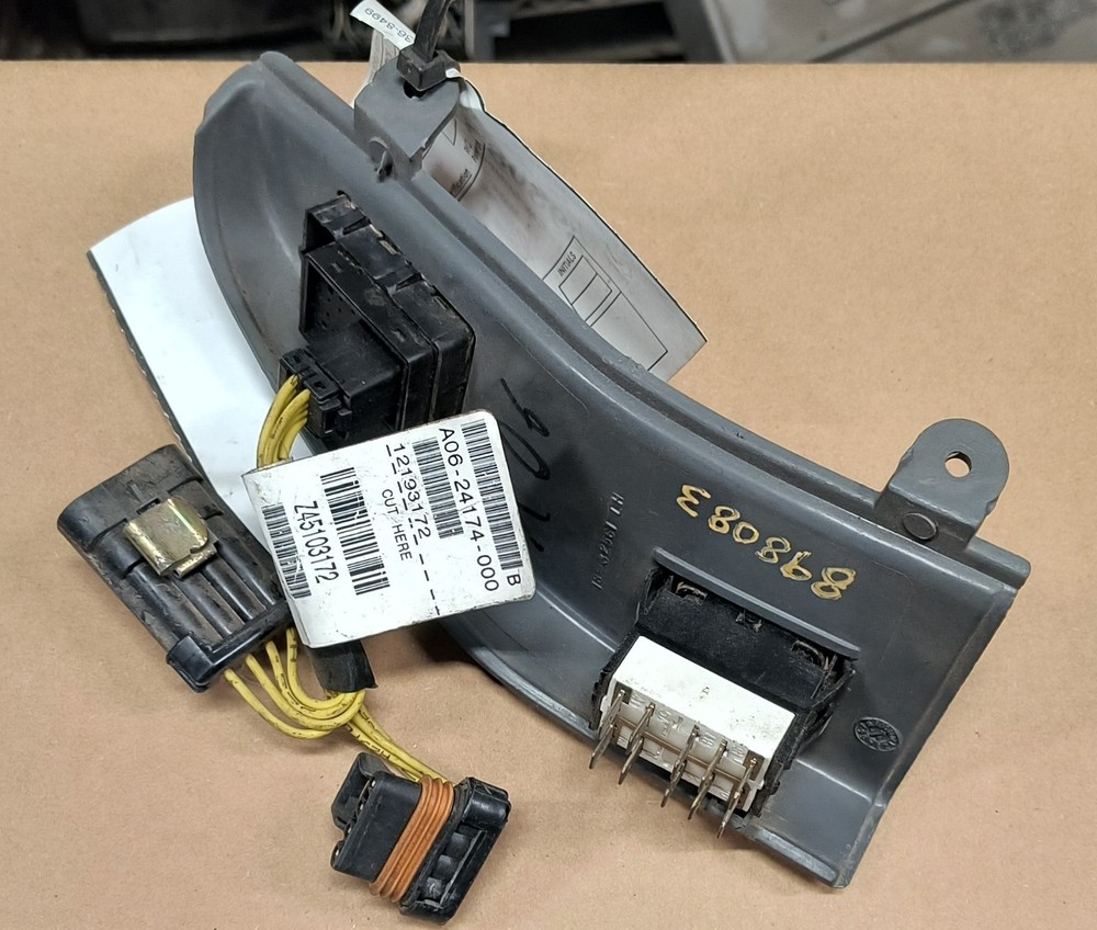 FREIGHTLINER COLUMBIA PANEL-SWITCH CAB DOOR GRAY LH / DRIVER