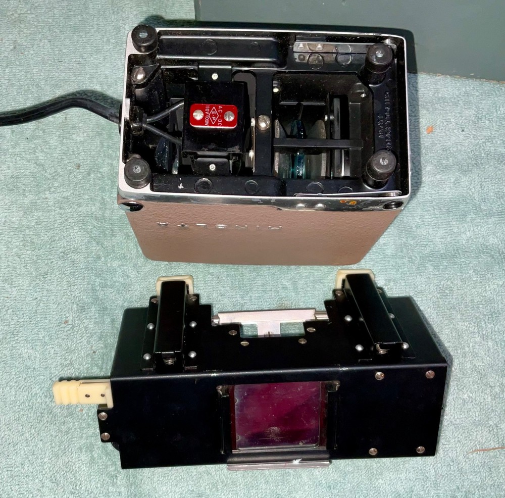 Vintage Minolta Mini 35mm Slide Projector Kit With Auto Changer Untested