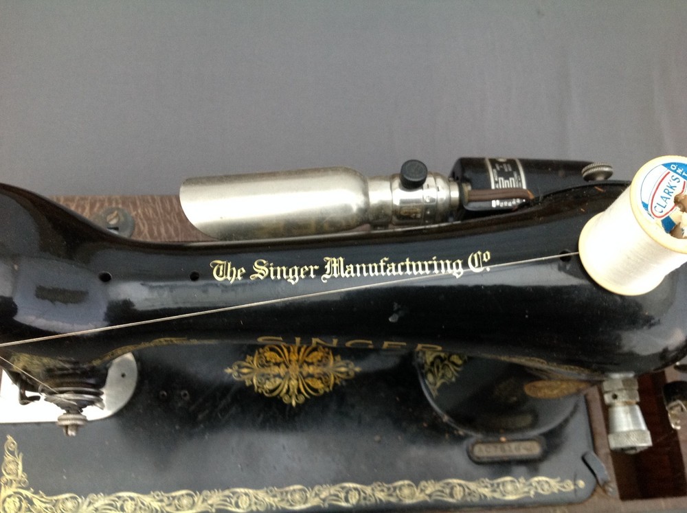 Vintage Singer Sewing Machine in Case